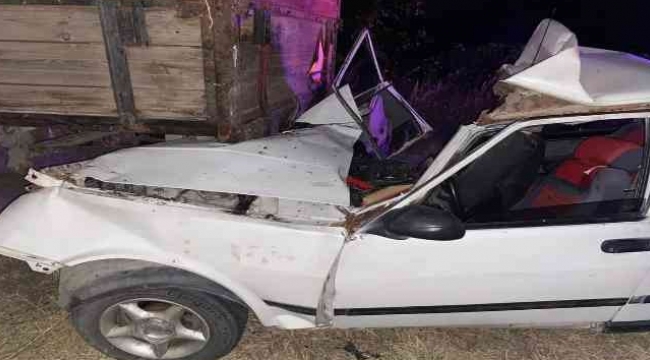 Bergama'da otomobil traktör kasasına çarptı, 2 kardeşten biri öldü