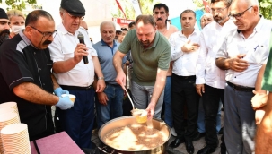 Çiğli Belediyesi'nden Vatandaşlara Aşure İkramı