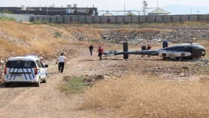 Çiğli ilçesinde sivil bir helikopter kalkış esnasında yan yattı.