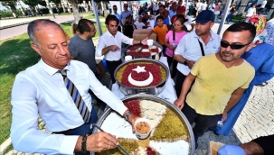 İzmir Büyükşehir Belediyesi aşure bereketini 12 bin kişiyle paylaştı