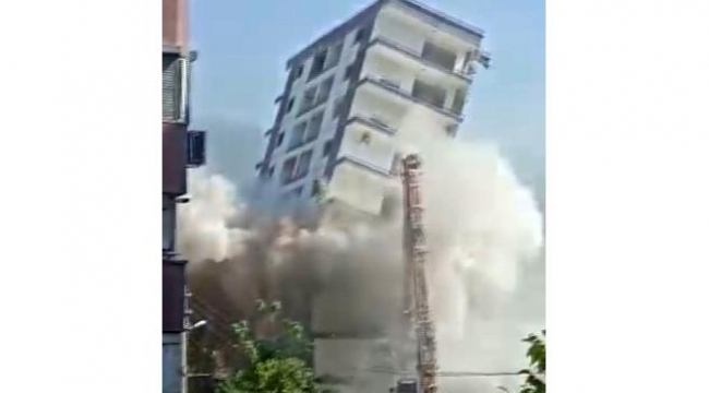 İzmir'de paniğe yol açan yıkım: 10 katlı bina böyle yerle bir oldu 