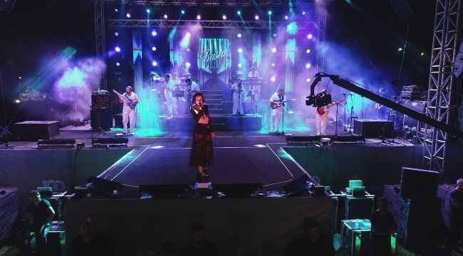 İzmirliler 30 Ağustos'u Zeynep Bastık konseriyle kutladı