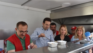 KIZILAY KARŞIYAKA 1500 KİŞİYE AŞURE DAĞITTI