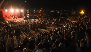 YENİFOÇA'DA KARADENİZ EZGİLERİ