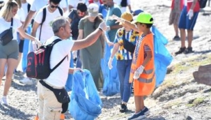 Çevre gönüllüleri İnciraltı Kent Ormanı'nda temizlik yaptı