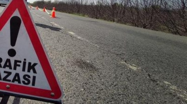 Dikili'de ambulans şarampole devrildi: 3 yaralı