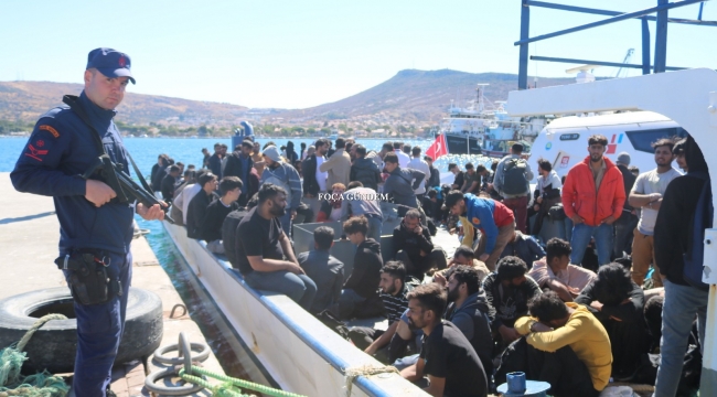 Foça açıklarında balıkçı teknesinde 231 kaçak göçmen yakalandı