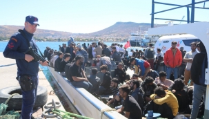 Foça açıklarında balıkçı teknesinde 231 kaçak göçmen yakalandı