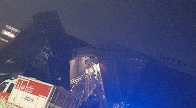 İzmir'de Tarkan konseri öncesi sahne çöktü : 1 yaralı 