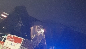 İzmir'de Tarkan konseri öncesi sahne çöktü : 1 yaralı 