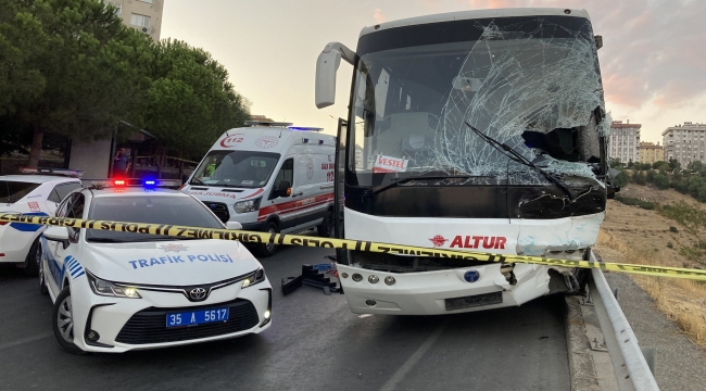 İzmir'de yolcu minibüsü ile servis aracı çarpıştı: 1 ölü, 6 yaralı