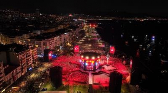 İzmir'in kurtuluşunun 100. yılında tarihe geçen kutlama yapıldı