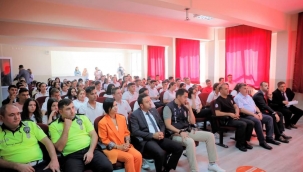 Kınık'ta Lise Öğrencilerine Trafik Eğitimi Verilip Kask Hediye Edildi