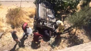 Otomobiliyle istinat duvarından aşağı düştü