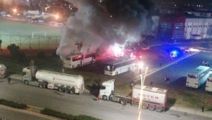 Aliağa 'da servis otobüsü alev alev yandı