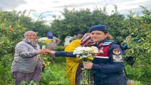İzmir jandarması, mandalina bahçelerindeki kadınlarla buluştu