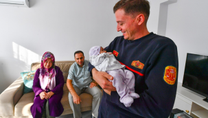 Kahraman itfaiyeci yangından kurtardığı Nehir bebekle buluştu