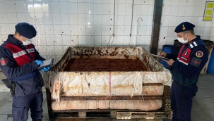 Besi çiftliğinde sağlıksız koşullarda ürettikleri salçayı vatandaşa yedireceklerdi