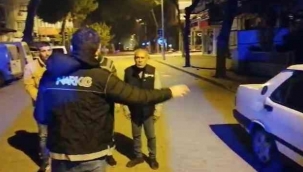 Otomobilde uyuşturucu ile yakalanan 2 zehir taciri tutuklandı