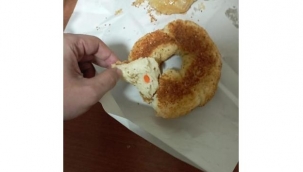 Gözaltındaki şüpheliye getirilen simidin içinden uyuşturucu hap çıktı