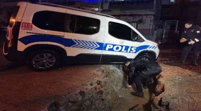 İzmir'i sağanak vurdu: Polis aracı çöken yolun içine düştü