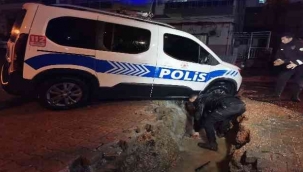 İzmir'i sağanak vurdu: Polis aracı çöken yolun içine düştü