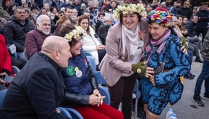 Kokuyu duyan Karaburun'a akın etti