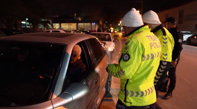 Menemen'de Polis Ekipleri Huzurlu Ve Güvenli Yılbaşı İçin Görev Başındaydılar