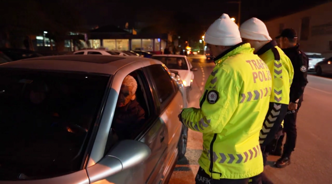  Menemen'de Polis Ekipleri Huzurlu Ve Güvenli Yılbaşı İçin Görev Başındaydılar