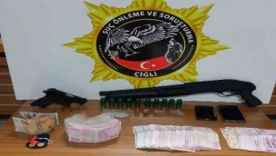 Uyuşturucu tacirinin evinden çıkan para şok etti