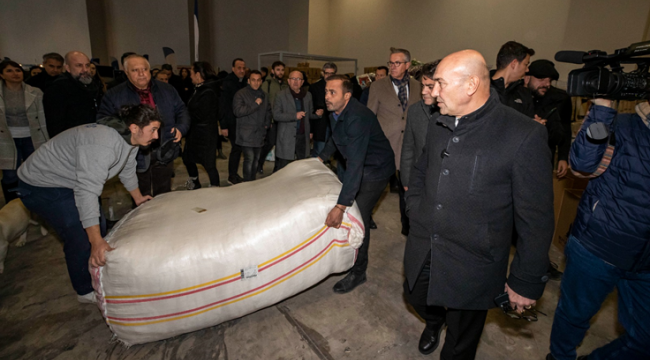 Başkan Soyer yardımların toplandığı Fuar İzmir'i ziyaret etti