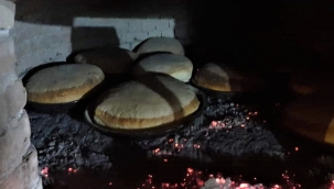 Eli öpülesi analar depremzedeler için Bergama'da ekmek pişiriyor