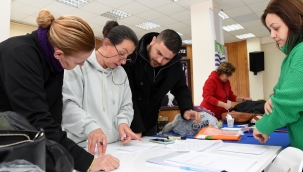 Foça'da Deprem Bölgesi İçin Yardımlar Toplandı