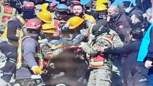 Hatay'ın merkez Antakya ilçesi General Şükrü Kanatlı Mahallesi Türkmenbaşı Caddesi'ndeki Kanatlı Apartmanı'nın enkazından biri çocuk 3 kişi depremin 296. saatinde sağ çıkarıldı.