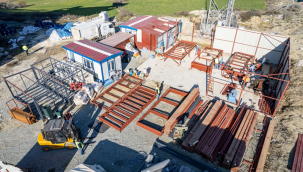 İzmir Büyükşehir Belediyesi deprem bölgesinde konteyner üretiyor