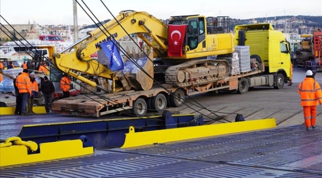 İzmir Büyükşehir Belediyesi'nin iş makineleri ve operatörleri Antakya'da