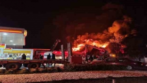 İzmir'de lastik bayisindeki yangına müdahale sürüyor