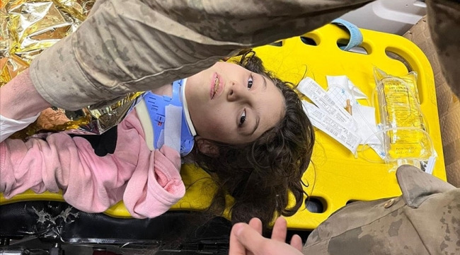 Jandarma Özel Harekat Ekibi, Adıyaman'da Depremden 160 Saat Sonra Bir Çocuğu Enkazdan Kurtardı