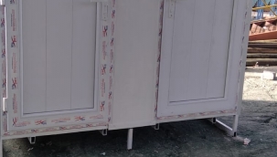 Kınık'ta üretilen seyyar tuvalet ve banyolar deprem bölgesine gönderiliyor