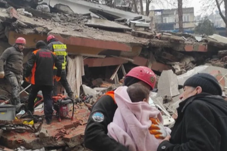 Türkiye iki büyük deprem felaketinin yaralarını sarmaya çalışıyor. Vefat ve yaralı sayısı ise maalesef artıyor. 