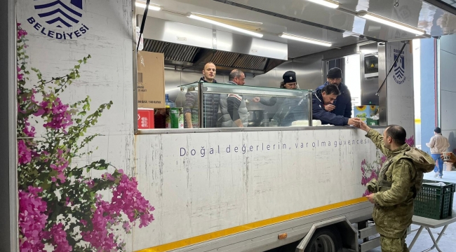 Yardım Malzemeleri Depremzedelere Dağıtılıyor