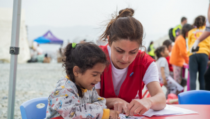  İzmir Büyükşehir ekipleri, Hatay'da depremzede kadın ve çocukların yanında