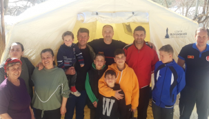 İzmir'in itfaiye personeli depremde evi yıkılan askerlik arkadaşının yardımına koştu