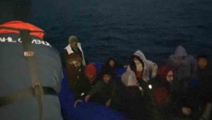 Motoru arızalanan lastik bottaki göçmenleri Sahil Güvenlik kurtardı