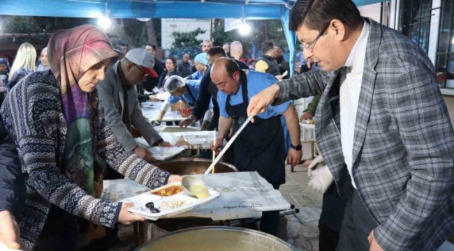 Nazilli Belediyesi'nin iftar sofralarında vatandaşlar bir araya geliyor