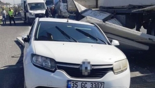 Trafik ışıklarında aracın üzerine duvar düştü