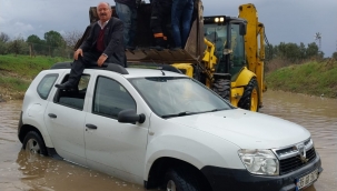 Yağmur Aliağa'da etkili oldu, yollar göle döndü