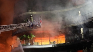 Alevler arasındaki 10 kişi İzmir İtfaiyesi tarafından kurtarıldı