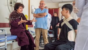 Enkaz altından kurtarılan Osmaniyeli Mustafa ilk adımlarını İzmir'de attı