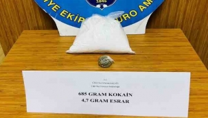 İzmir'de polisin akıl dolu taktiğiyle yüklü miktarda kokain yakalandı